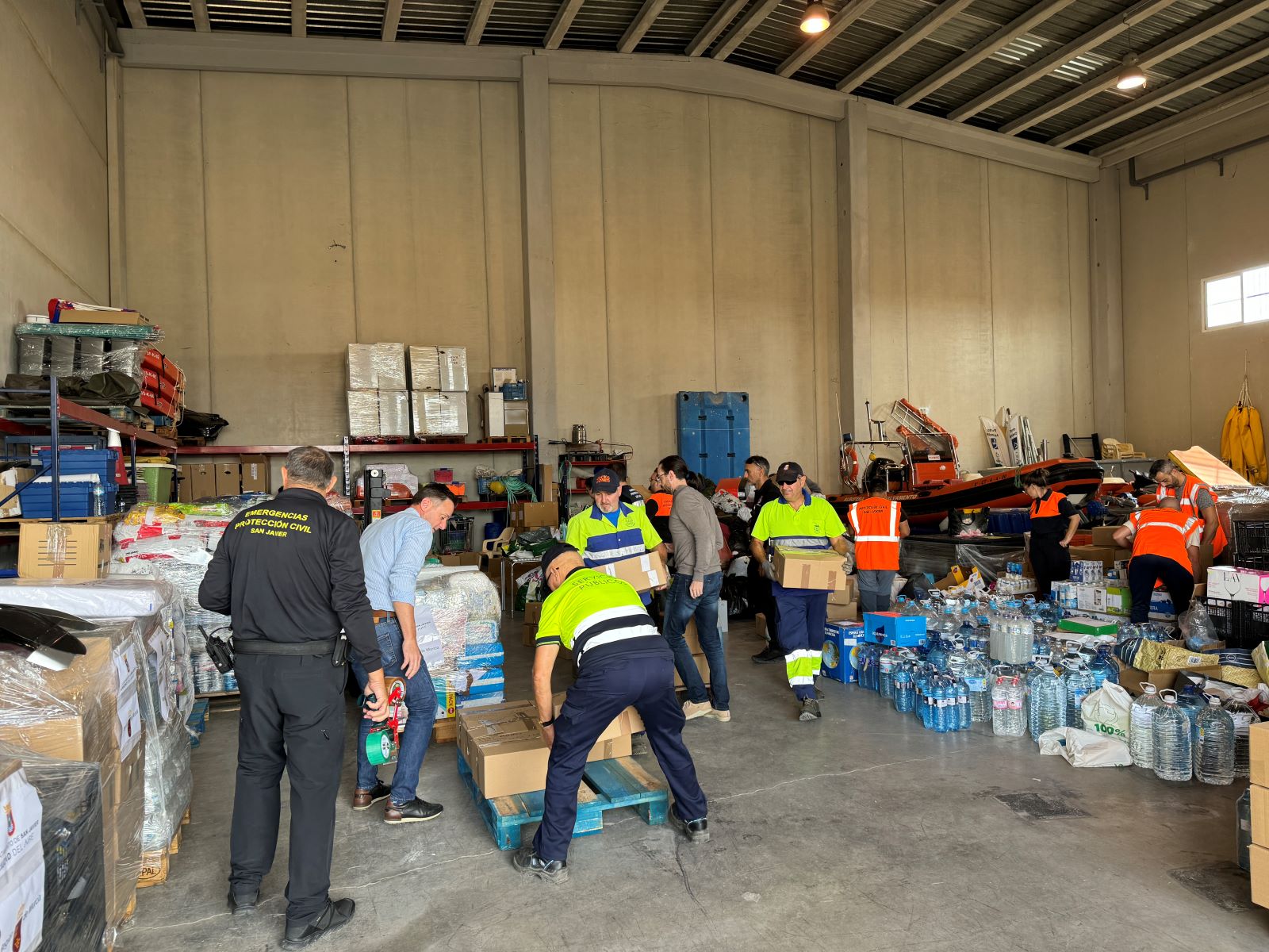 San Javier envía su primer cargamento de ayuda  a Valencia 